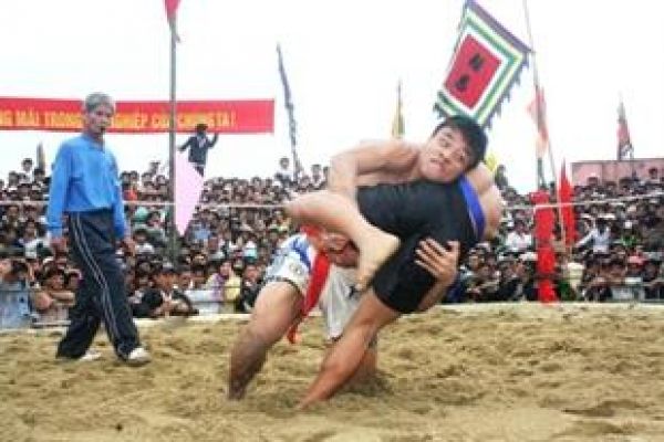 Traditional wrestling resists change in Hue