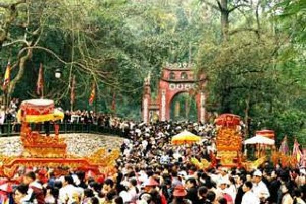 Mai Linh Corp. donates giant cake to Hung Kings’ Temple Festival