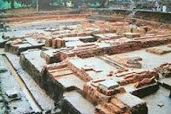 Thang Long and Hue share in common history