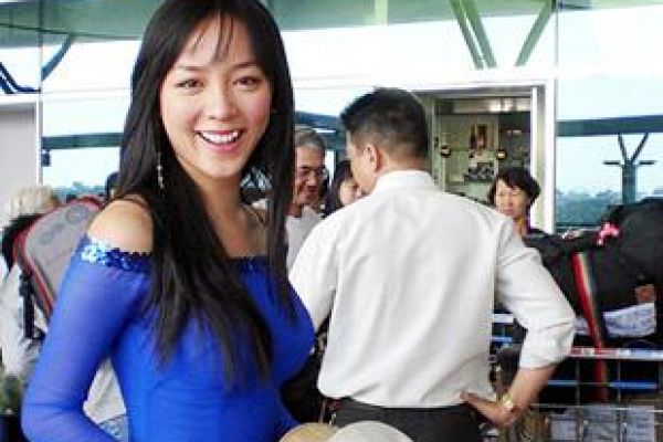 Vietnamese beauty arrives in South Africa for Miss World contest