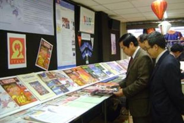 French readers flock to Vietnam Newspaper Festival