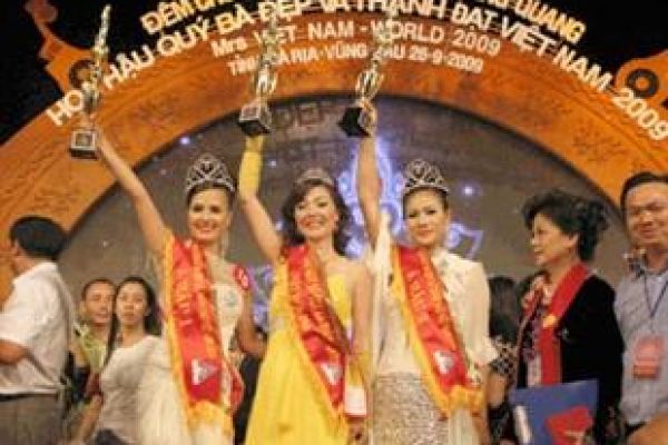 Hoang Thi Yen crowned Mrs Vietnam 2009
