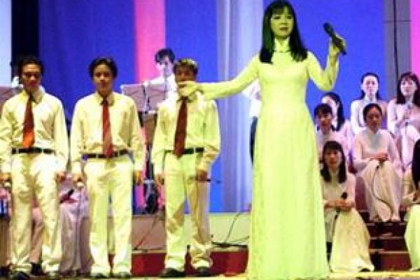 Vietnamese band brings romance to national tour