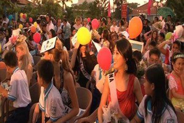Miss Universe contestants present gifts to unfortunate people