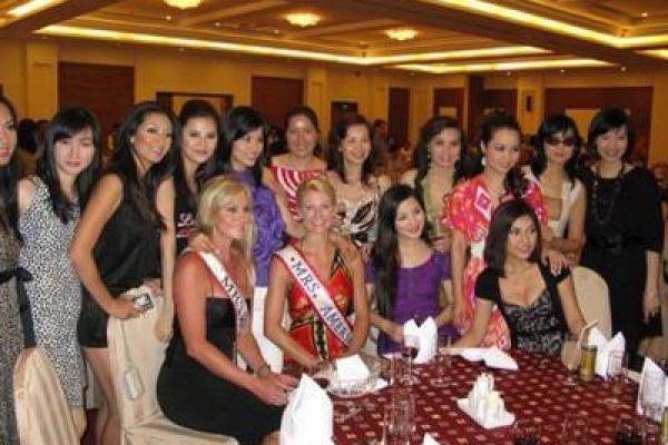 Beauties in Vietnam for Mrs World Pageant 2009