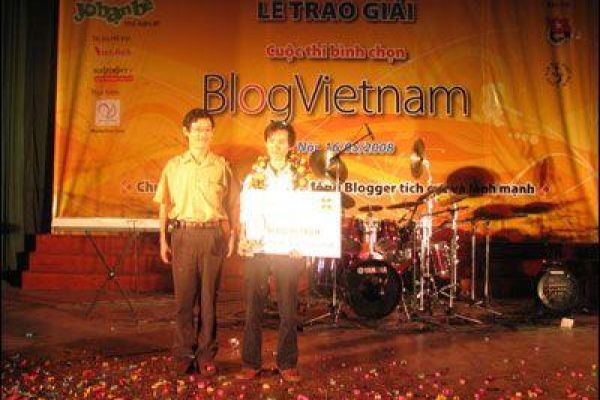 Prize-giving ceremony for Vietnam Blog Voting competition