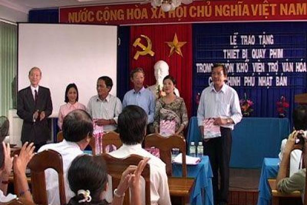 Japan donates camera equipment to Vietnamese students