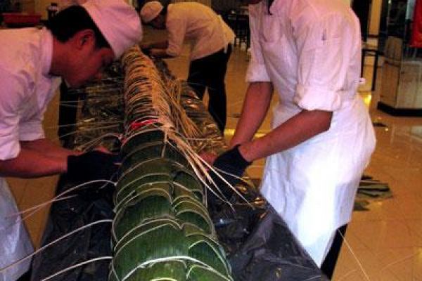 Longest sticky rice roll on display