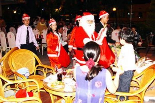 HCM City kids’ choir sings Christmas carols at hotels