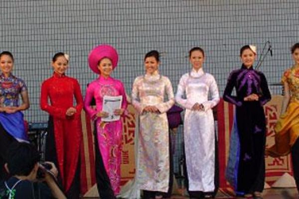 “Ao dai” fashion show makes impression on Japanese audiences