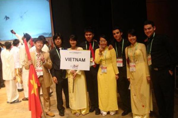 Vietnamese students win prizes at Biology Olympiad