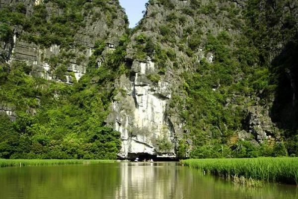 Tourists flock to Ninh Binh province