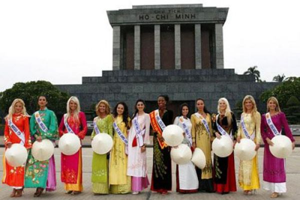 Beauties of Mrs World Pageant 2009 arrive in Hanoi
