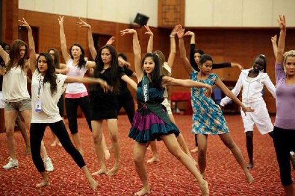 Miss Earth contestants practise enthusiastically