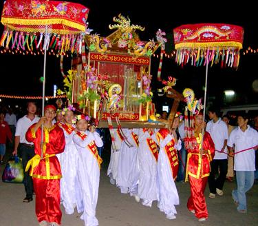 Pilgrims flood Ba Chua Xu Temple Festival - Vietnam Tourism Information
